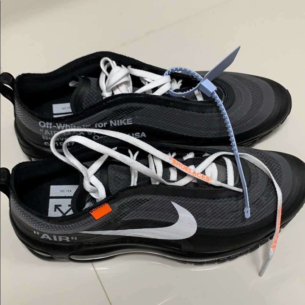 Men’s tennis shoes